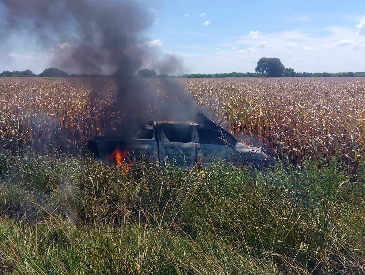 Choque frontal entre dos camionetas en Ruta 12: una se prendió fuego